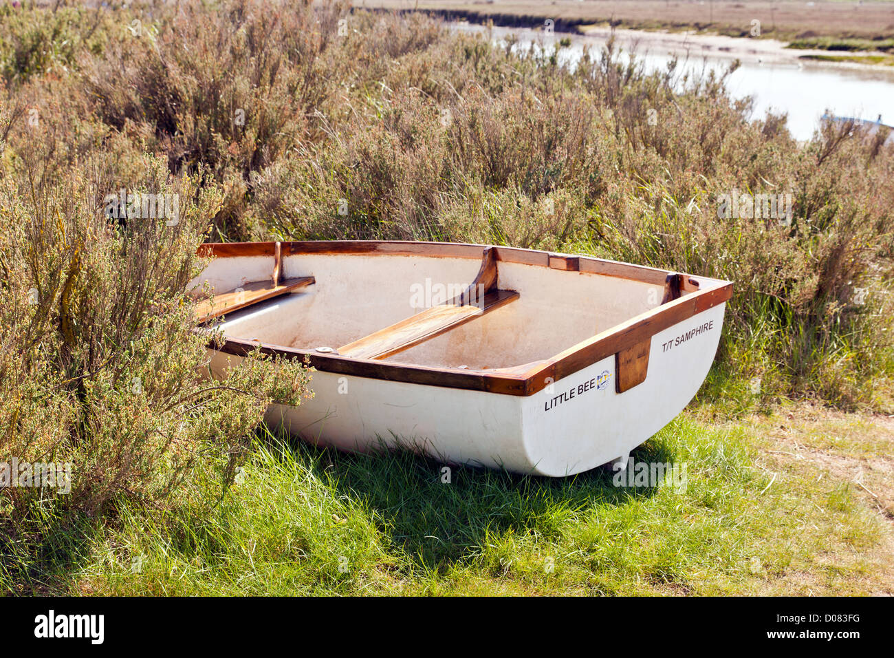 Piccolo dinghy nascosto in gorses a Blakeney Norfolk Foto Stock