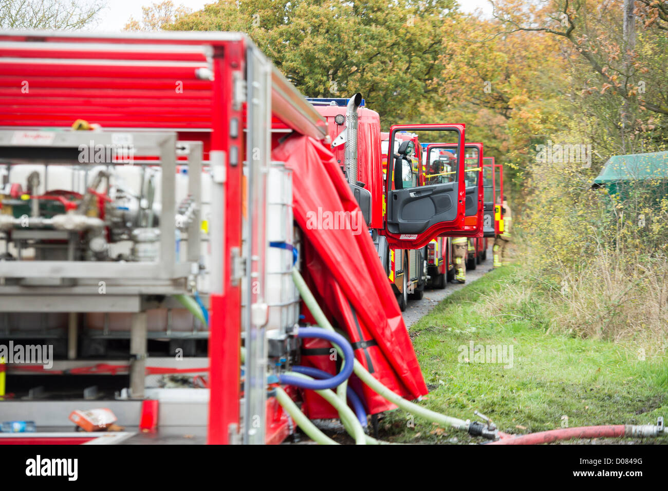 Poco Warley, Essex, Regno Unito. Circa 5am questa mattina un incendio ha cominciato ad un olio da cucina usato impianto di riciclaggio. Ingenti danni è stato causato ma non ha riportato lesioni. All'altezza di Blaze, Essex fuoco e di salvataggio aveva 12 pompe in frequenza. Una linea di veicoli antincendio presso la scena. Foto Stock