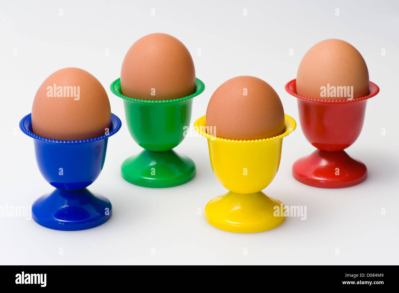 Quattro uova colorate titolari Foto Stock