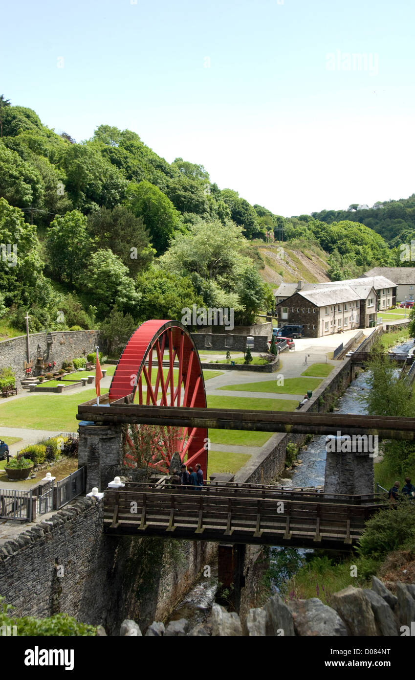 Isola di Man; LAXEY; ex lana di lavaggio dei pavimenti e capannoni con una replica della SNAEFELL RUOTA E FLUSSO DI FIUME Laxey Foto Stock