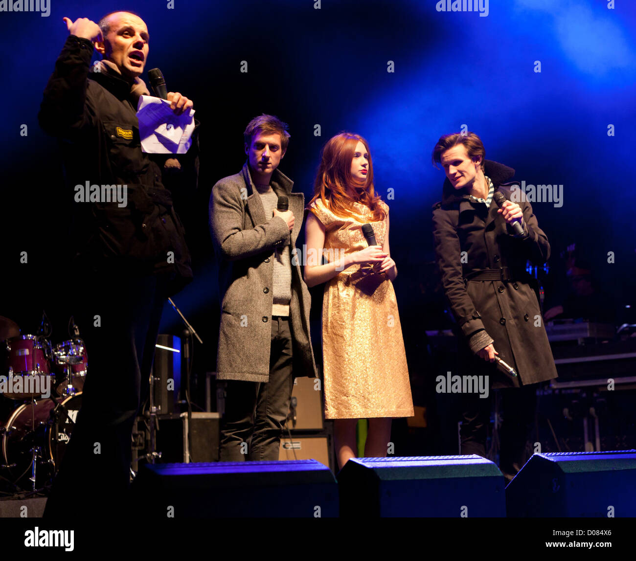 Arthur Darvill, Karen Gillan e Matt Smith del medico che accende le luci di Natale in Cardiff Cardiff, Galles Foto Stock