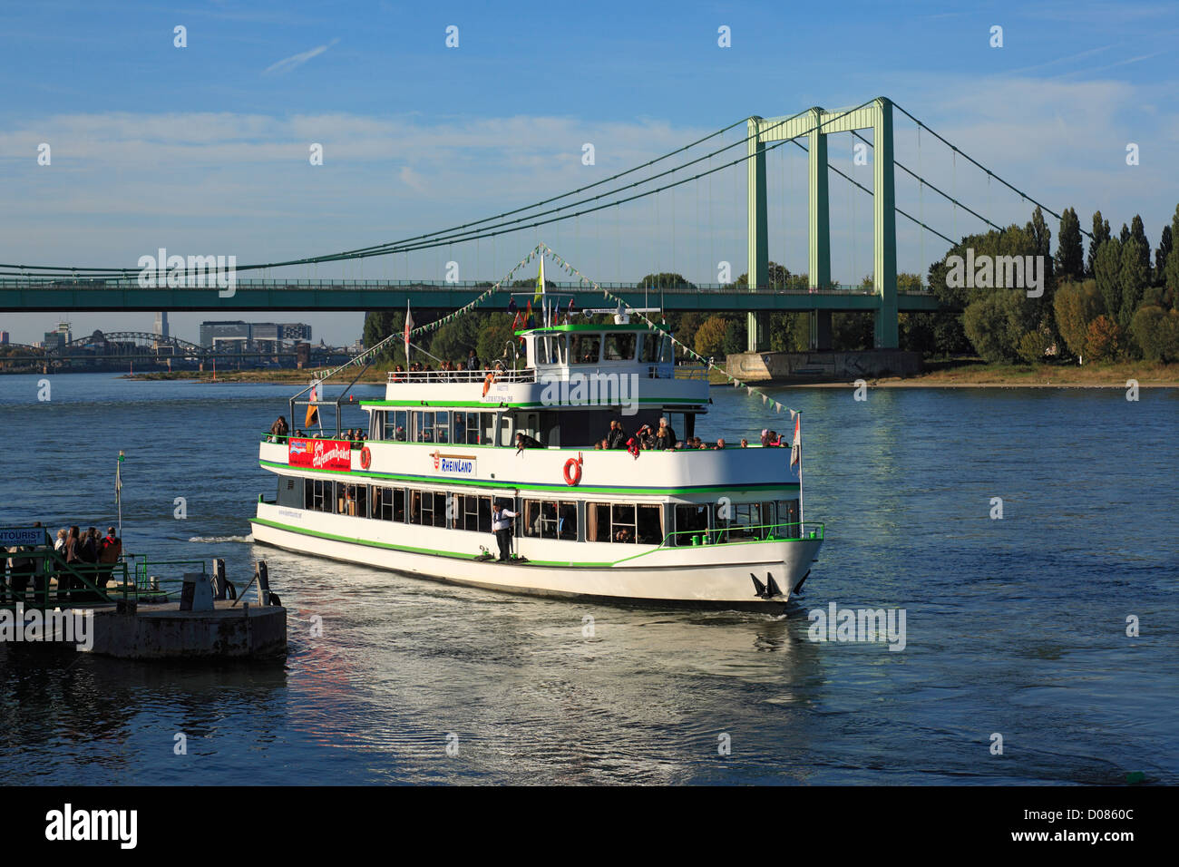 Rheinbruecke der Autobahn A4 und Ausflugsschiff Weisse Flotte am Rheinufer von Koeln-Rodenkirchen, Renania settentrionale-Vestfalia Foto Stock