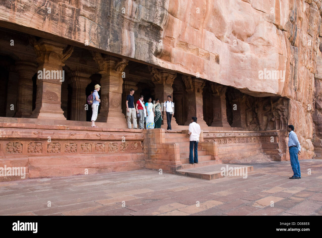 Grotta 3-dedicato a Vishnu, è il più grande e il più elaborato a Badami, Karnataka, India Foto Stock