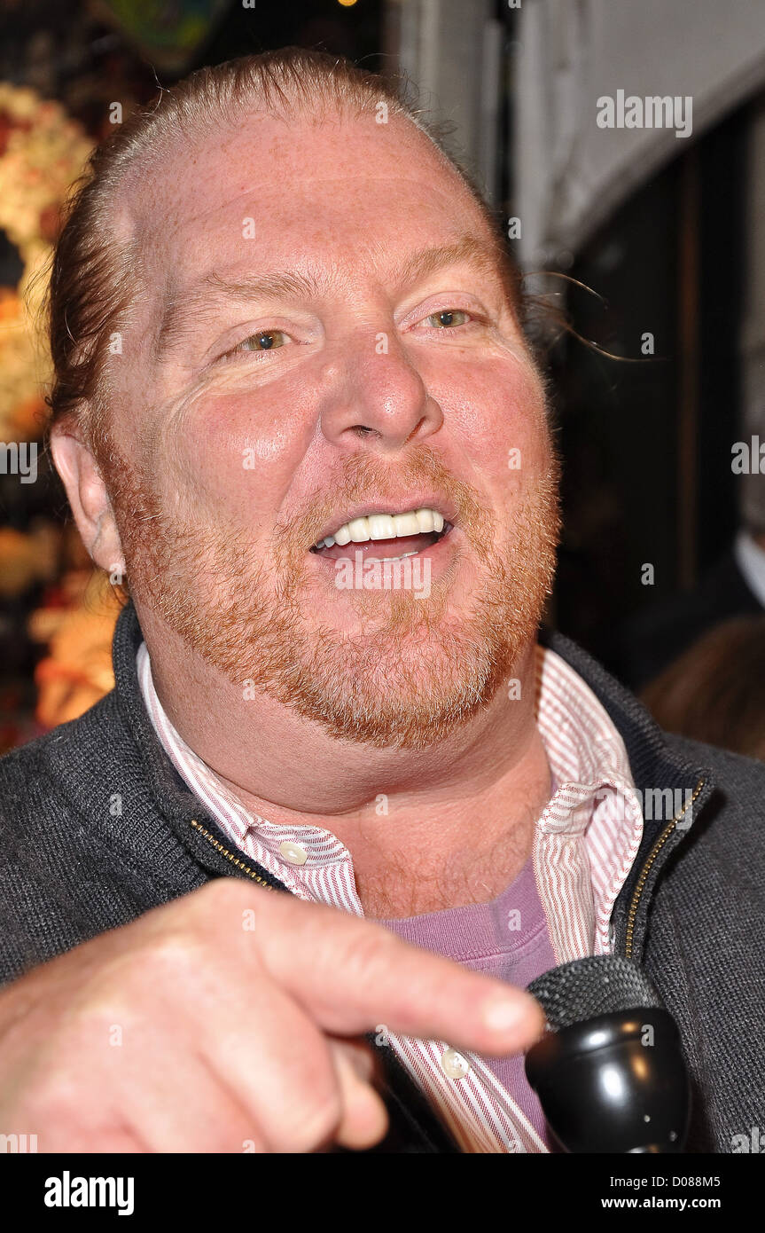 Mario Batali Barney's New York svelano la loro hanno un buongustai vacanze windows a tema New York City, Stati Uniti d'America - 16.11.2010 Foto Stock