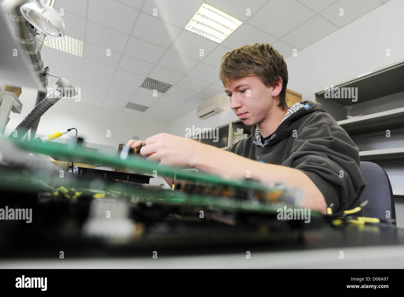 Lavoratore della Retia azienda è visibile durante il suo lavoro a Pardubice, Repubblica ceca, 20 novembre 2012. Retia company ha lanciato ufficialmente la collaborazione con la società tedesca Cassidian per lo sviluppo e la fabbricazione dei sottosistemi per la NATO progetto chiamato alleanza di sorveglianza di massa (AGS). Il progetto, che si stava preparando per quindici anni, coinvolge 15 aziende provenienti da 14 paesi. Retia Company fornirà i contenitori di componenti elettronici per il progetto. (CTK foto/Josef Vostarek) Foto Stock