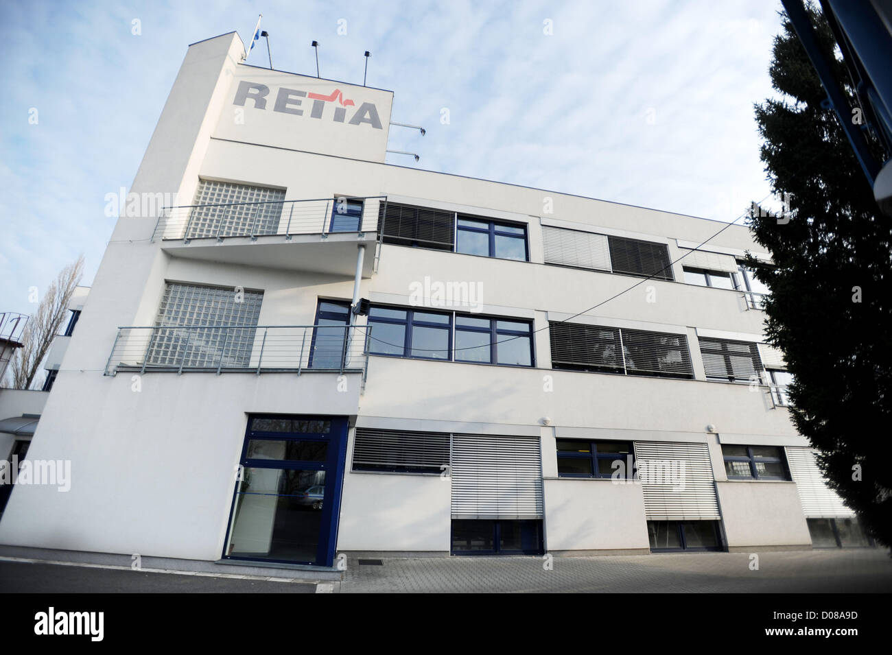Edificio della società Retia è visto in Pardubice, Repubblica ceca, 20 novembre 2012. Retia company ha lanciato ufficialmente la collaborazione con la società tedesca Cassidian per lo sviluppo e la fabbricazione dei sottosistemi per la NATO progetto chiamato alleanza di sorveglianza di massa (AGS). Il progetto, che si stava preparando per quindici anni, coinvolge 15 aziende provenienti da 14 paesi. Retia Company fornirà i contenitori di componenti elettronici per il progetto. (CTK foto/Josef Vostarek) Foto Stock