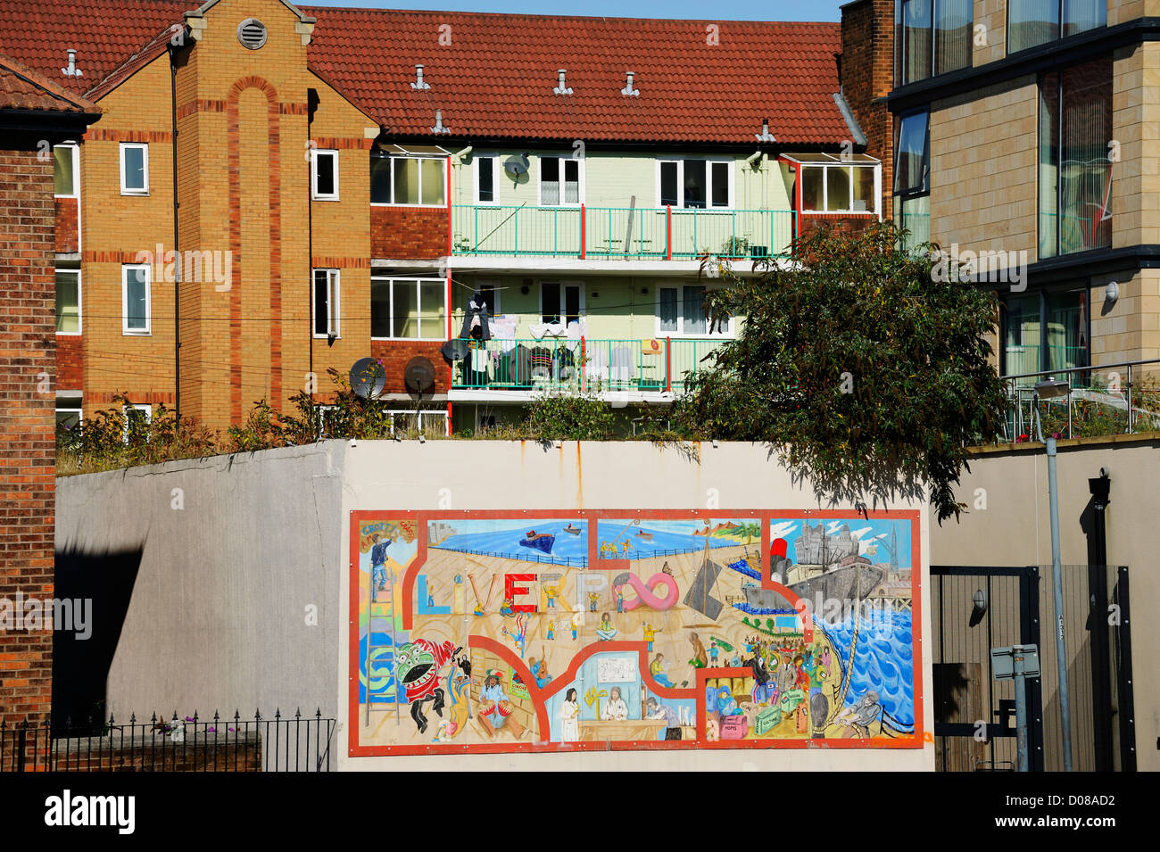 Graffiti su un muro di fronte all interno della città alloggiamento in Liverpool. Foto Stock