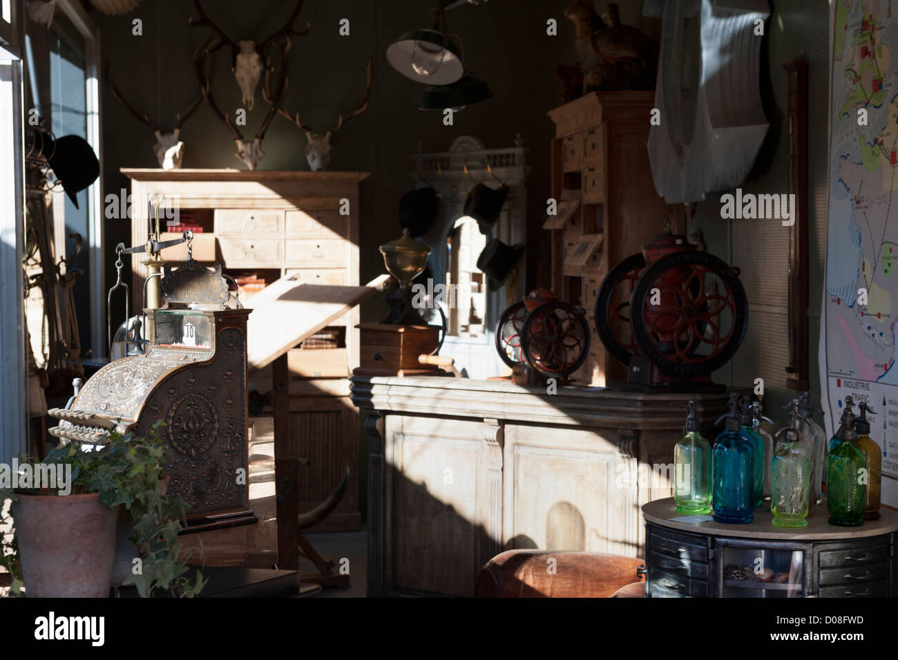 Il Marché aux Puces (mercato delle pulci) a St-Ouen vicino a Clignancourt nel nord di Parigi, Francia. Foto Stock