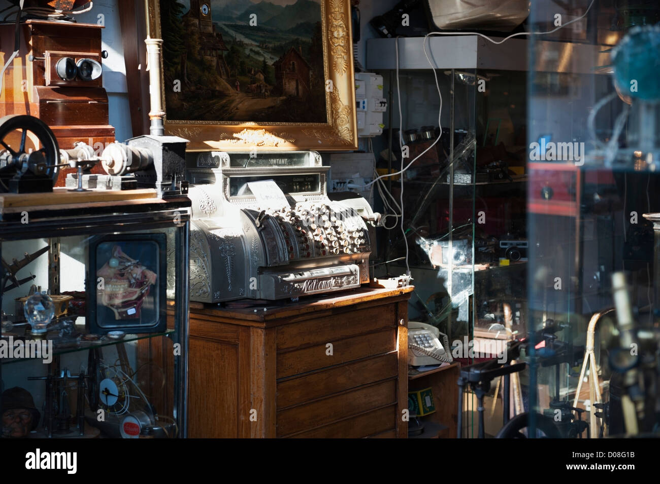 Il Marché aux Puces (mercato delle pulci) a St-Ouen vicino a Clignancourt nel nord di Parigi, Francia. Foto Stock