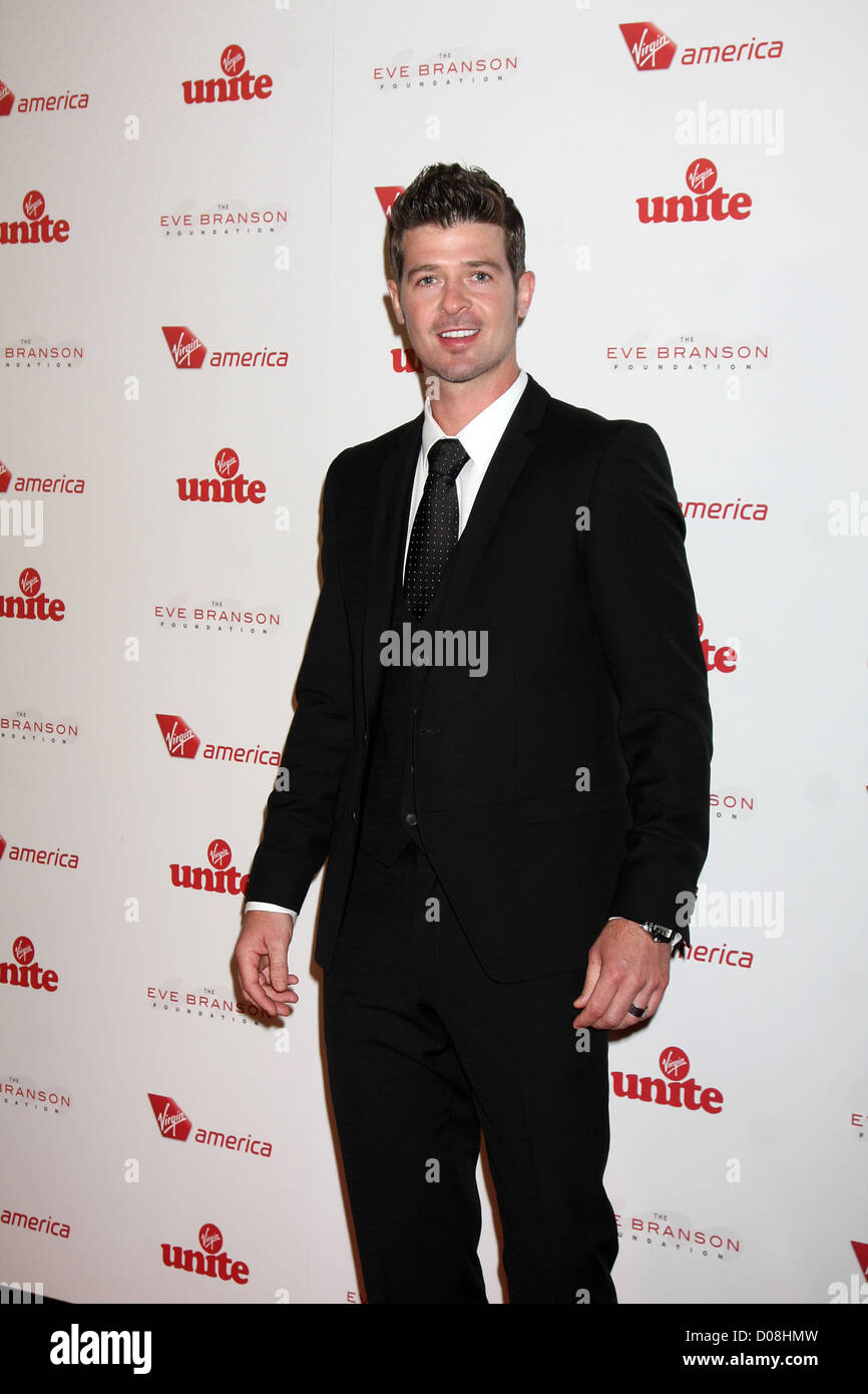 LOS ANGELES - NOV 11: Robin Thicke arriva il Rock il Gala Kabash 2010 Dorothy Chandler Pavilion su Novembre 11, 2010 a Los Foto Stock