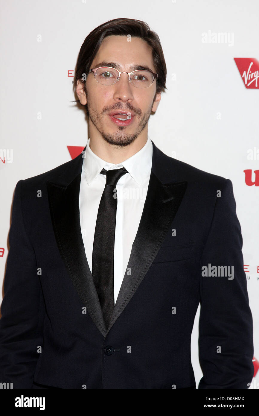LOS ANGELES - NOV 11: Justin Long arriva al Rock il Gala Kabash 2010 a Dorothy Chandler Pavilion su Novembre 11, 2010 in Foto Stock