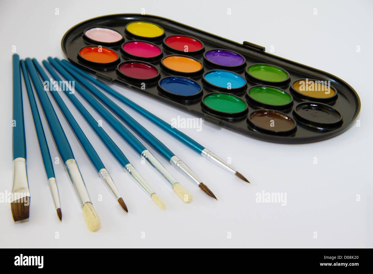 Set di colori ad acqua con colori pennelli Foto stock - Alamy