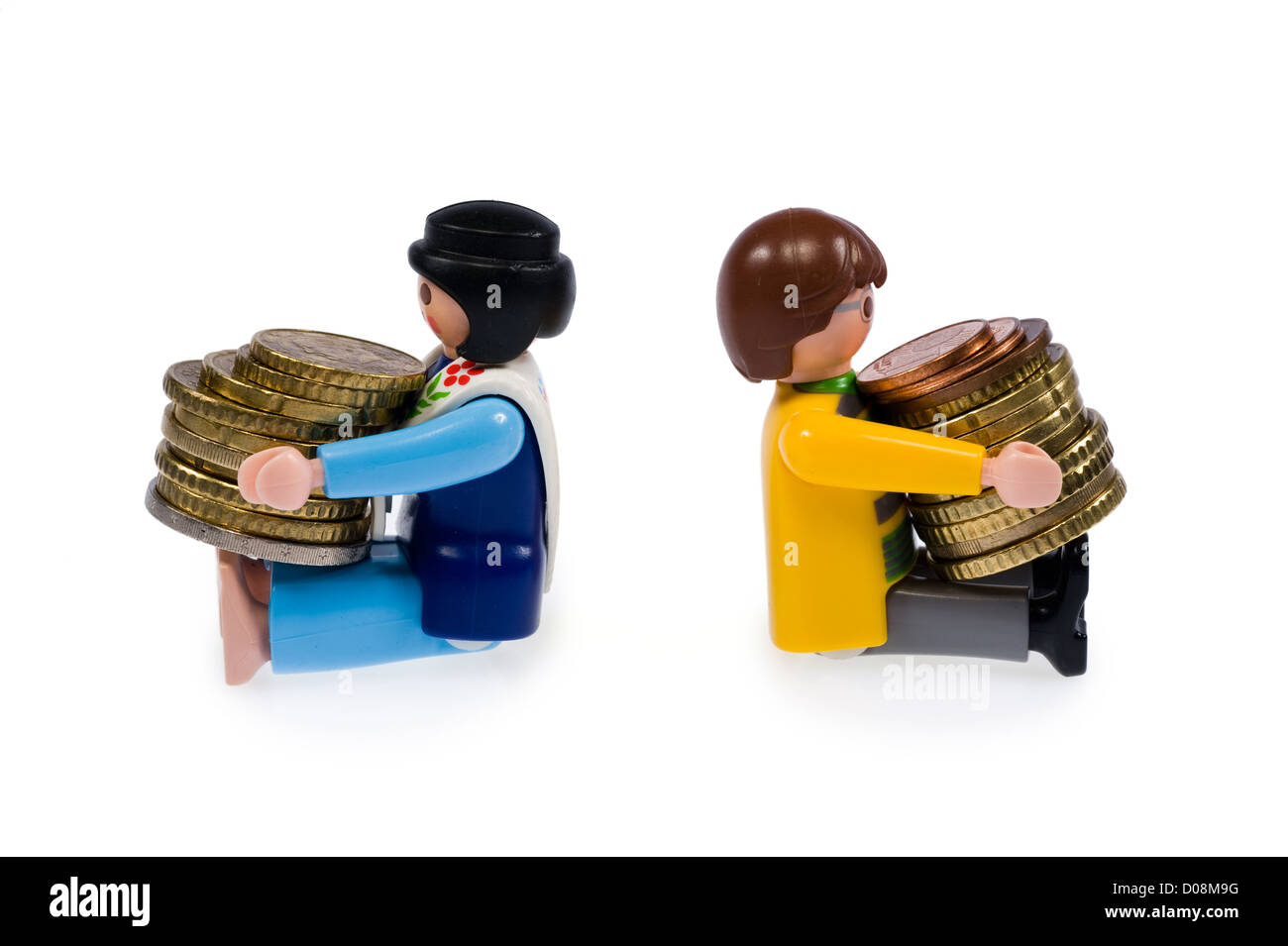 Un giovane con il loro denaro dopo che essi sono in pensione con vi appoggia contro ogni altro Foto Stock