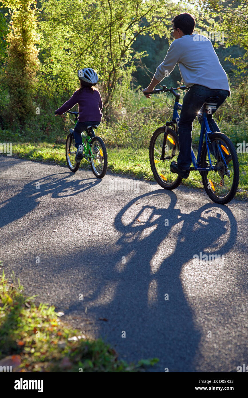 Una famiglia IN BICICLETTA SULLE "LOIRE A VELO' itinerario in bicicletta CANDES-SAINT-MARTIN Indre-et-Loire (37) FRANCIA Foto Stock