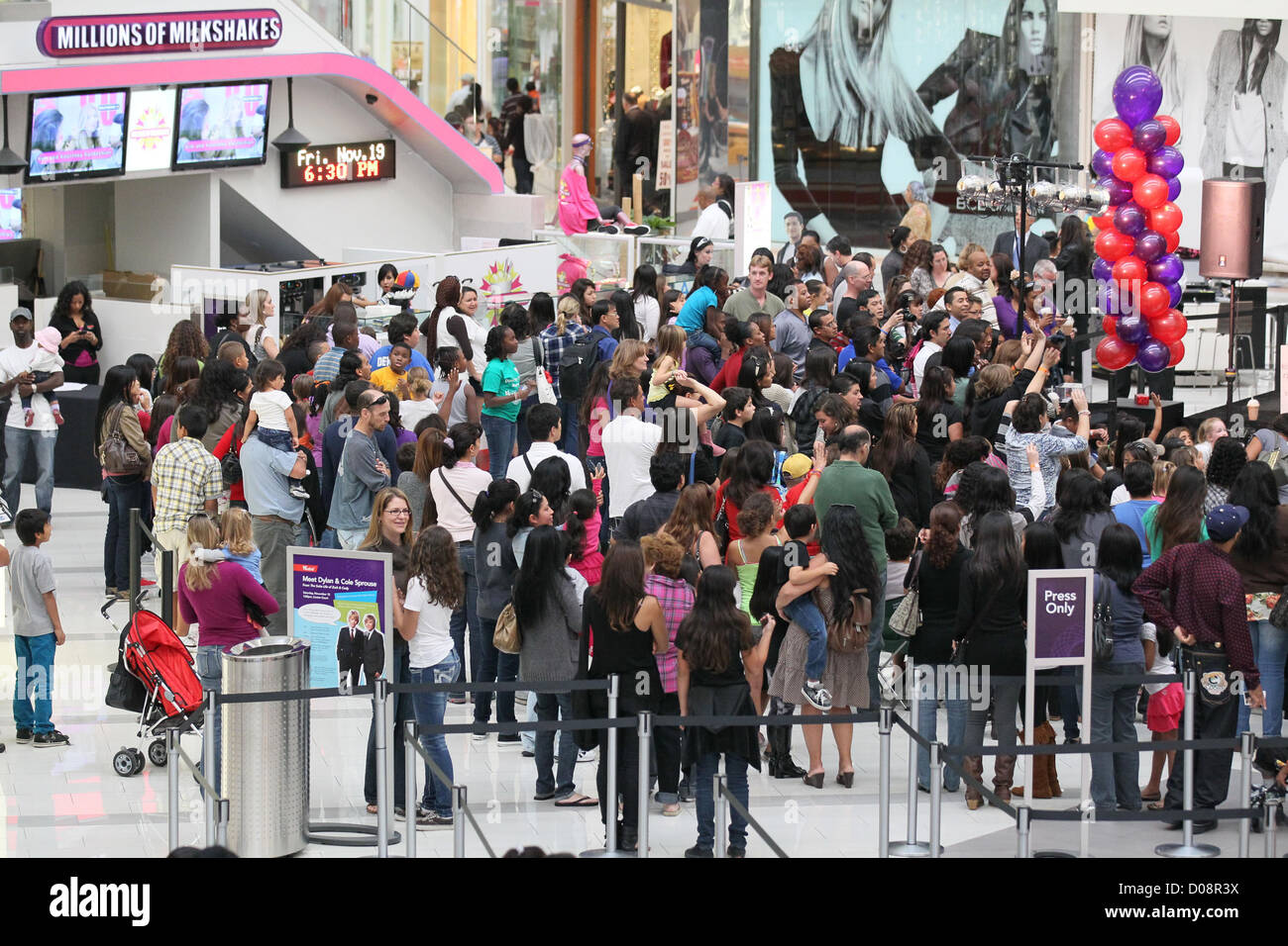 Atmosfera Disney stelle Dylan e Cole Sprouse ospitare un evento di raccolta fondi a beneficio del 'cavalcare un onda Fondazione' in milioni di Foto Stock