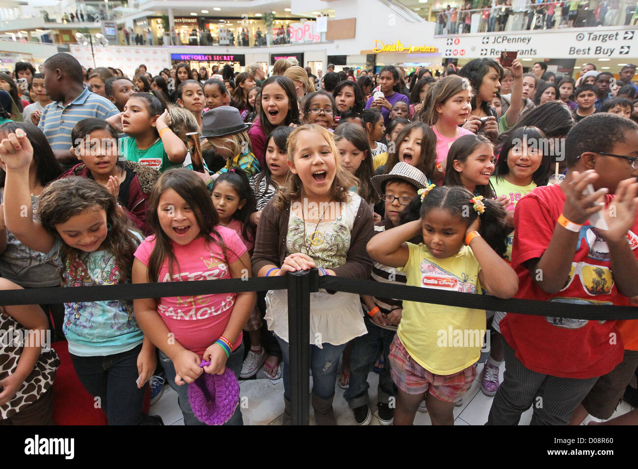 Atmosfera Disney stelle Dylan e Cole Sprouse ospitare un evento di raccolta fondi a beneficio del 'cavalcare un onda Fondazione' in milioni di Foto Stock