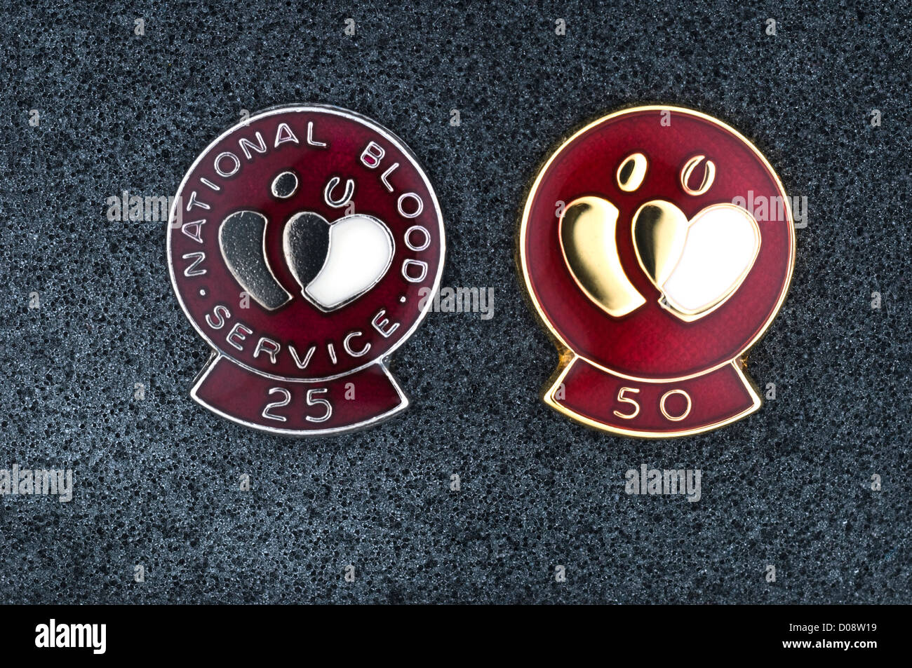 Argento e Oro National Blood Service award badge. Argento, sulla sinistra, 25 donazioni e oro, 50 donazioni. Foto Stock