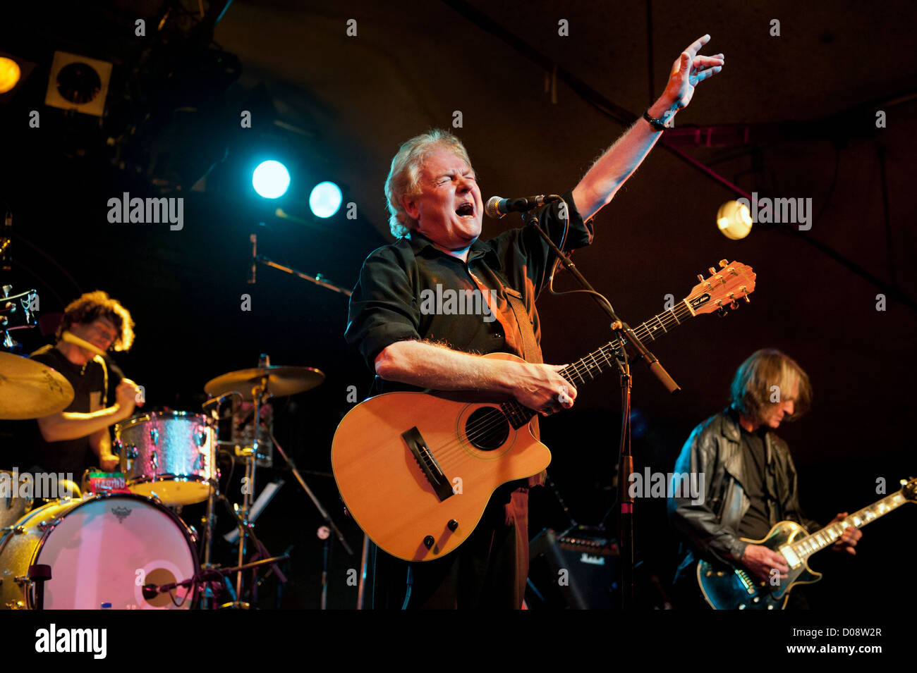 Folk-rock band di Strawbs in concerto a Robin2 Club, Bilston, Wolverhampton. Cantante Leader Dave cugini centro, Nov 2012. Foto Stock