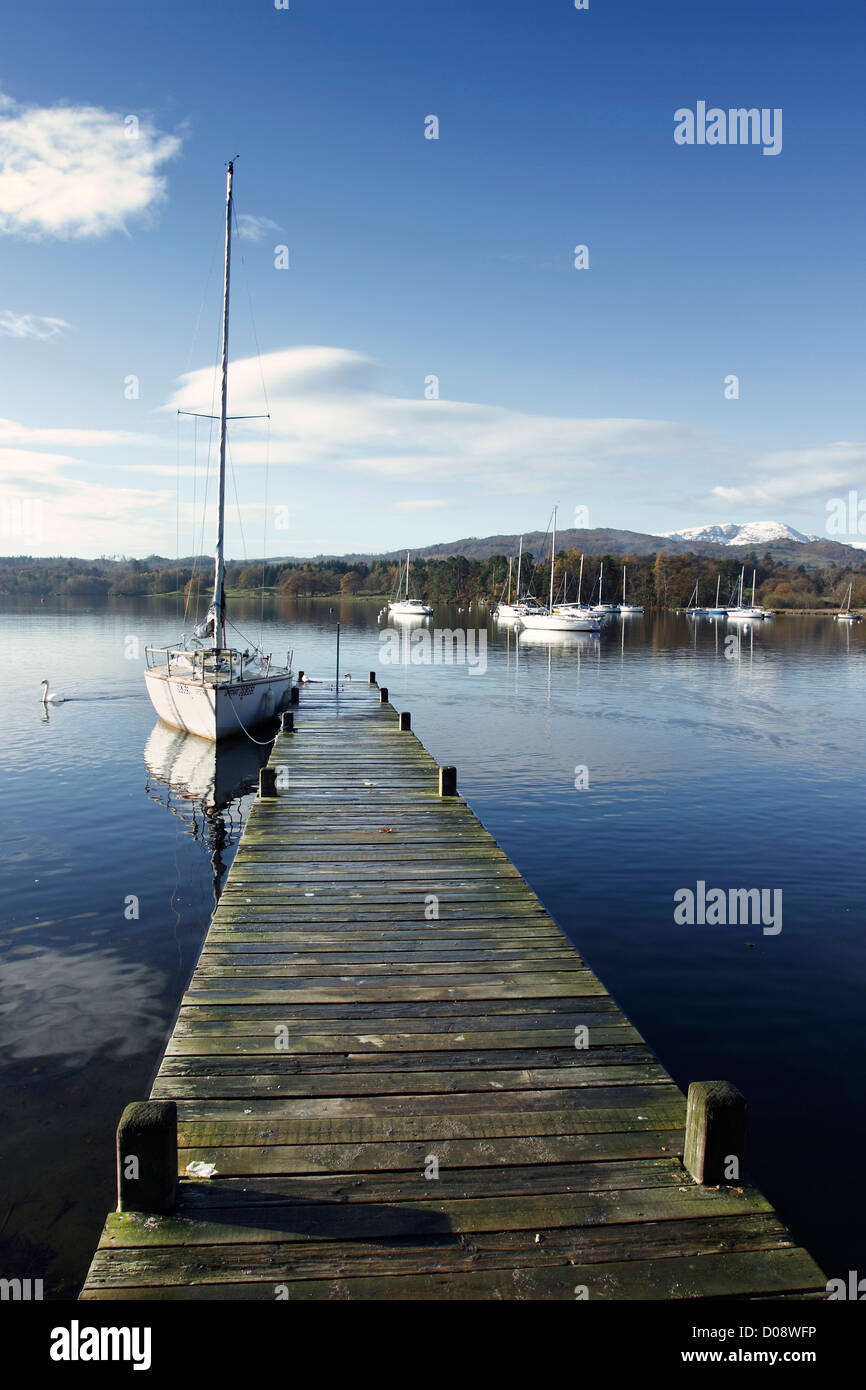 Uno yacht ormeggiati ad un pontile sul Lago di Windermere a Waterhead, Ambleside nel Parco Nazionale del Distretto dei Laghi, Cumbria, Inghilterra. Foto Stock