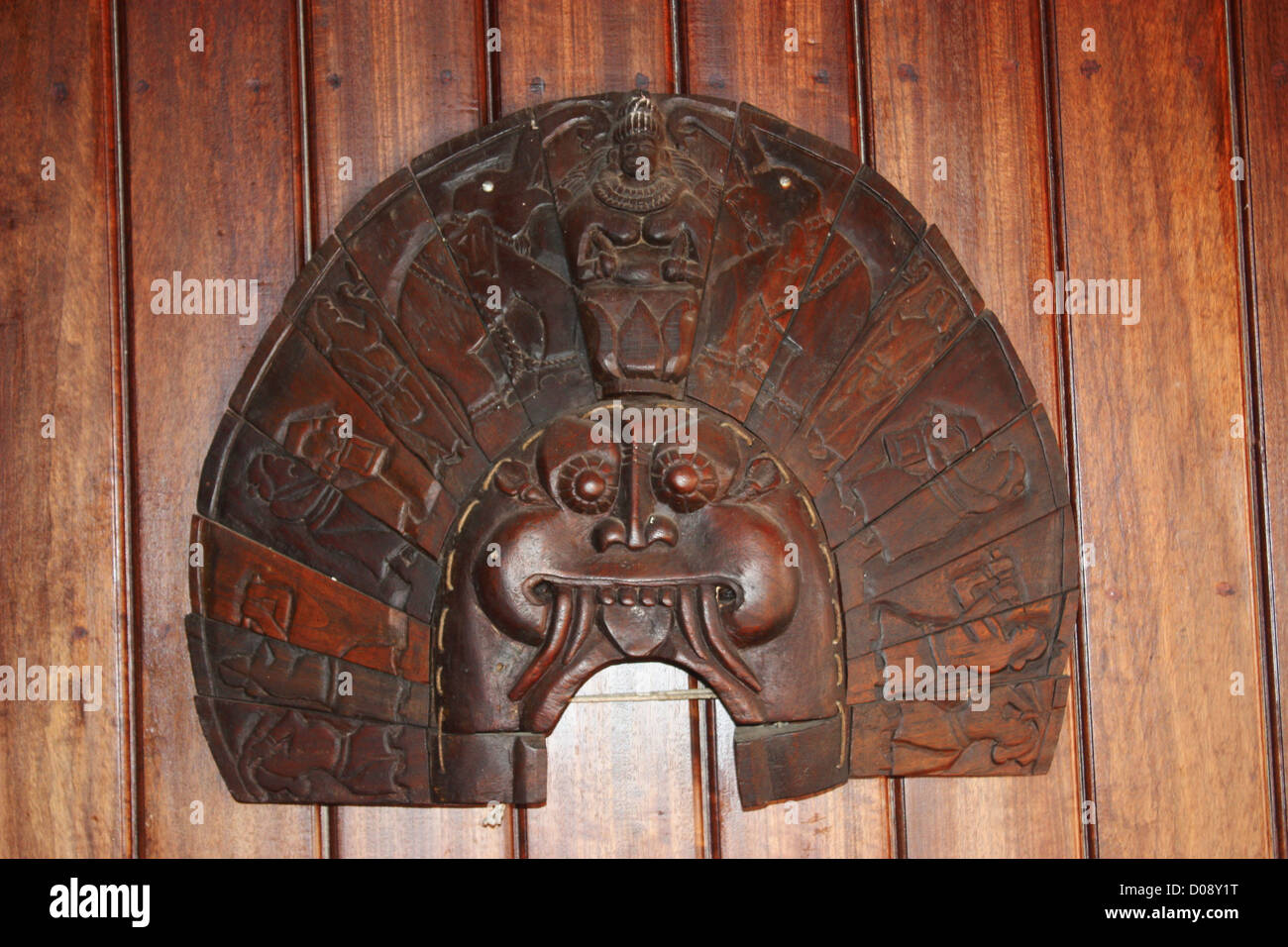 Design su una parete in legno Foto Stock