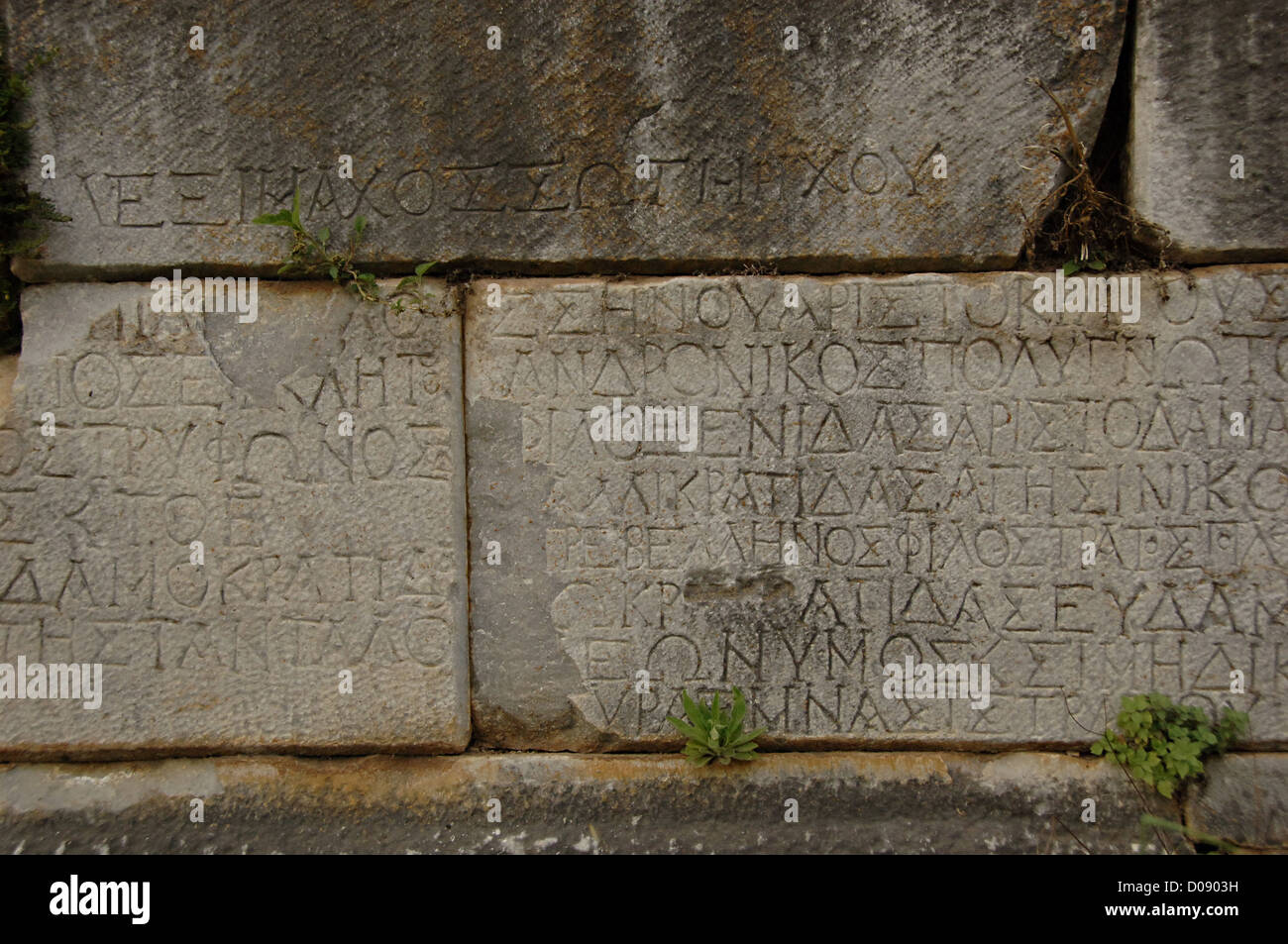 La Grecia. Sparta. Iscrizione sulla pietra. La scrittura greca. Teatro antico. Peloponneso. Foto Stock