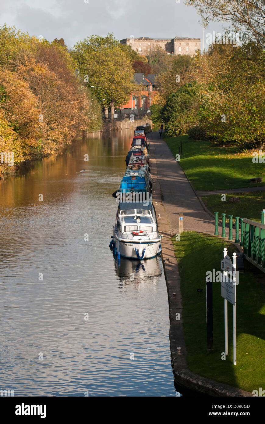 Una vista di Nottingham canal con Nottingham Castle Museum in background. Foto Stock