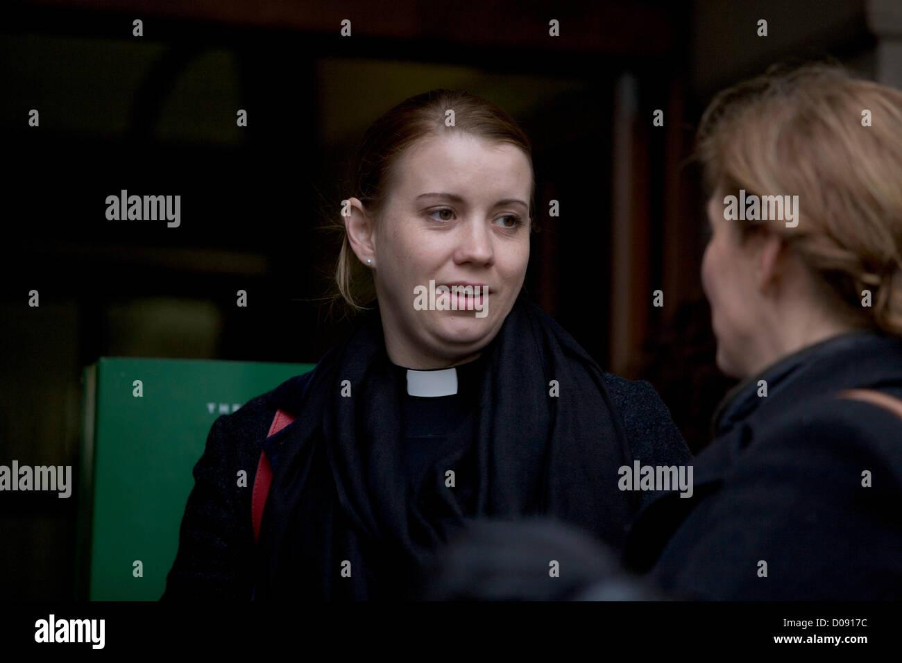 Xx Novembre 2012. Londra REGNO UNITO. Un membro del clero si erge al di fuori di una Chiesa casa a Londra. La chiesa di Inghilterra corpo direttivo Sinodo saranno poi votare oggi su se consentire a donne vescovi Foto Stock