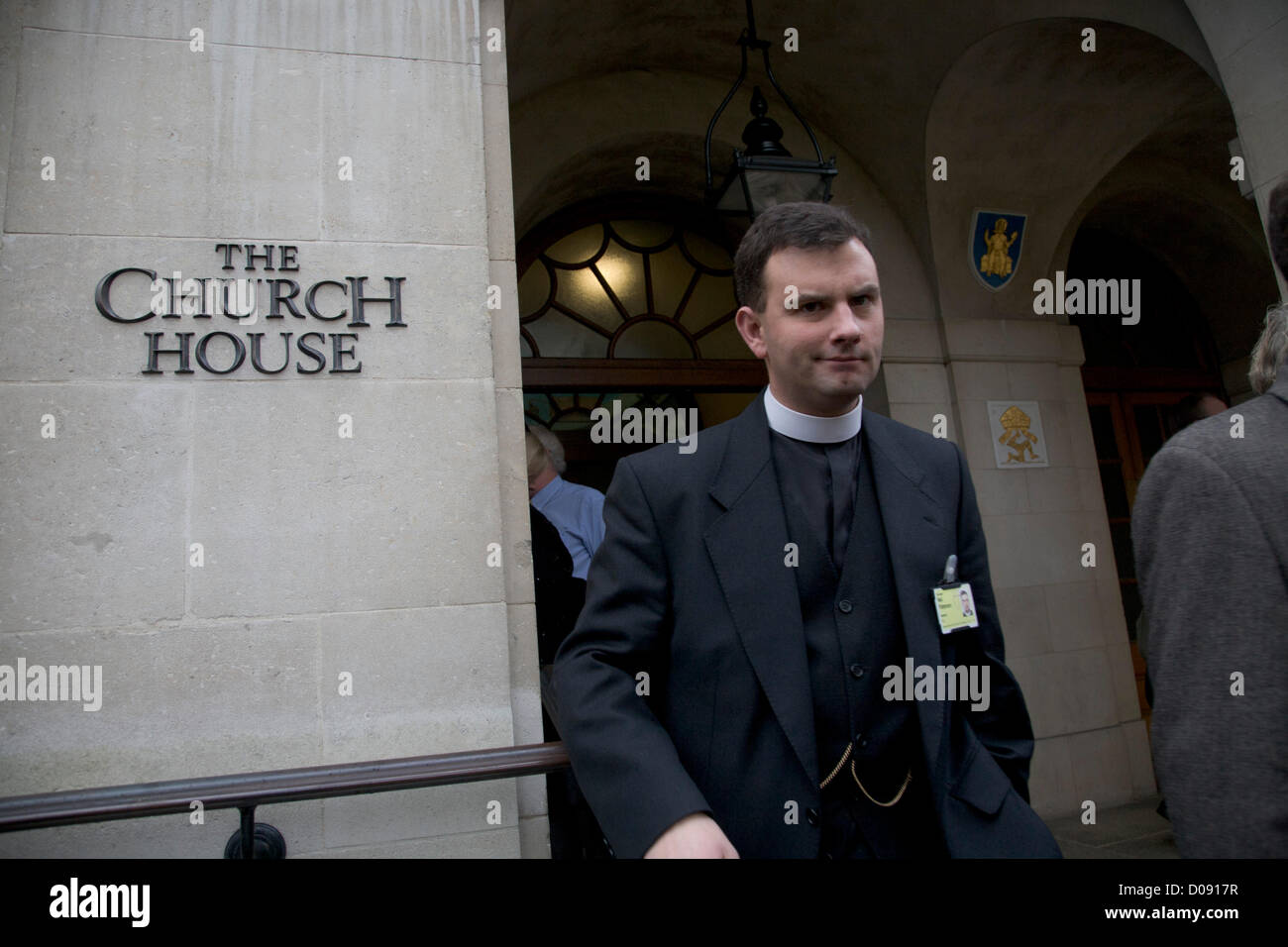 Xx Novembre 2012. Londra REGNO UNITO. Un membro del clero si erge al di fuori di una Chiesa casa a Londra. La chiesa di Inghilterra corpo direttivo Sinodo saranno poi votare oggi su se consentire a donne vescovi Foto Stock
