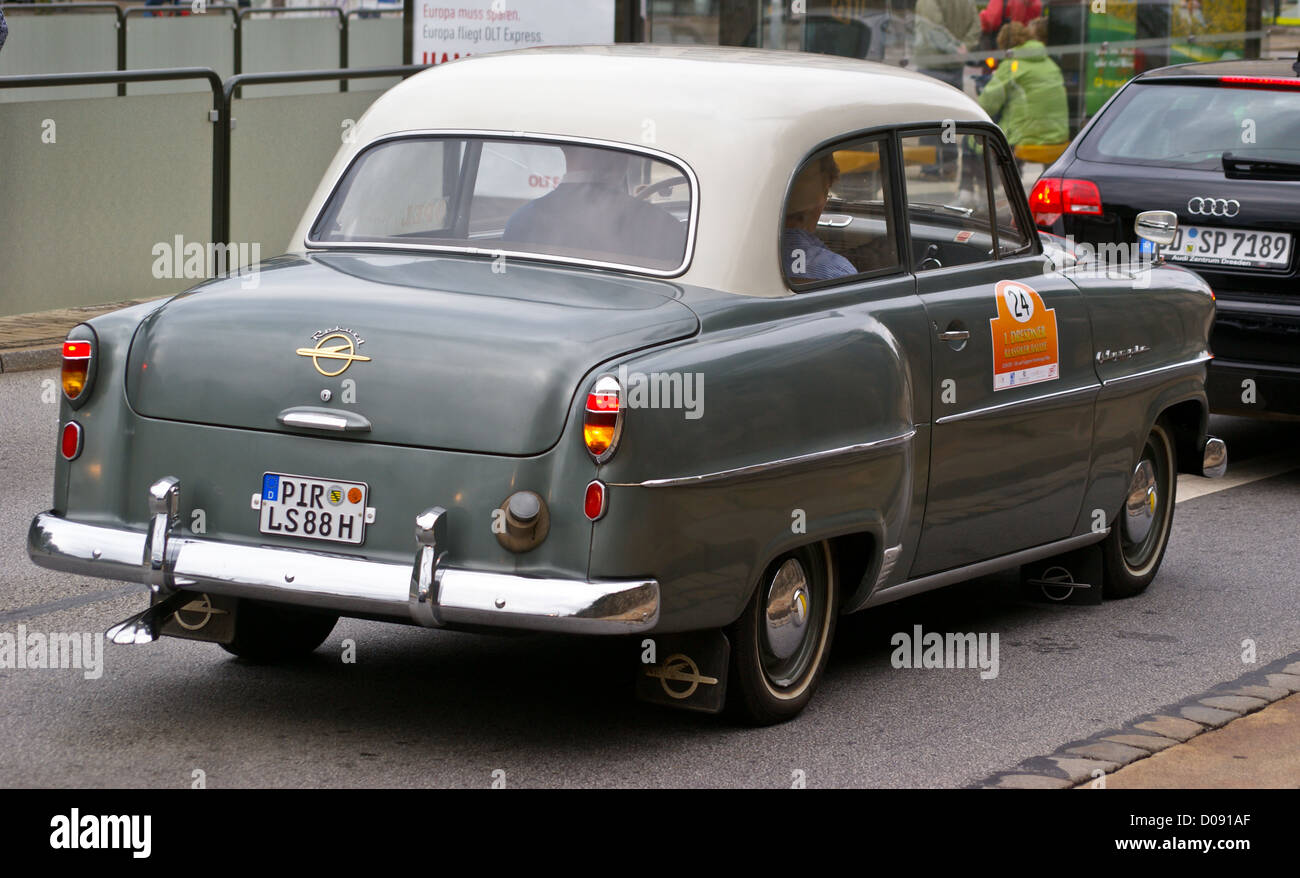 Grigio Opel Olympia Rekord auto, c. 1953-7, con Pirna numero di targa, Dresda, Sassonia, Sassonia, Germania Foto Stock