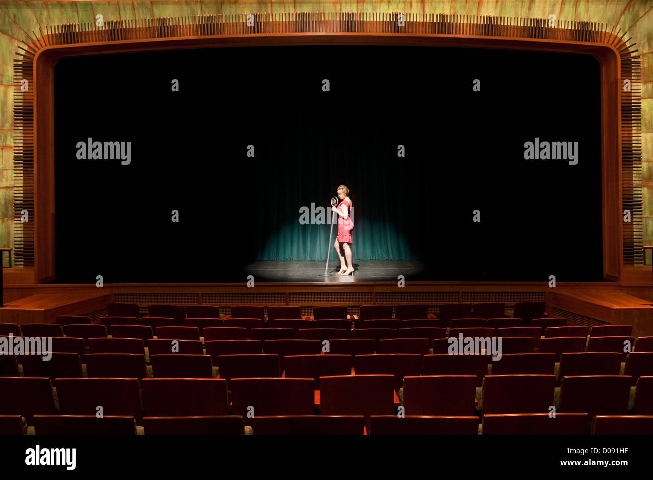 Donna cantare sul palco Foto Stock