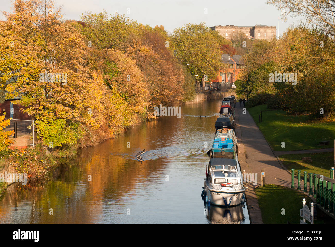 Una vista di Nottingham canal con Nottingham Castle Museum in background. Foto Stock