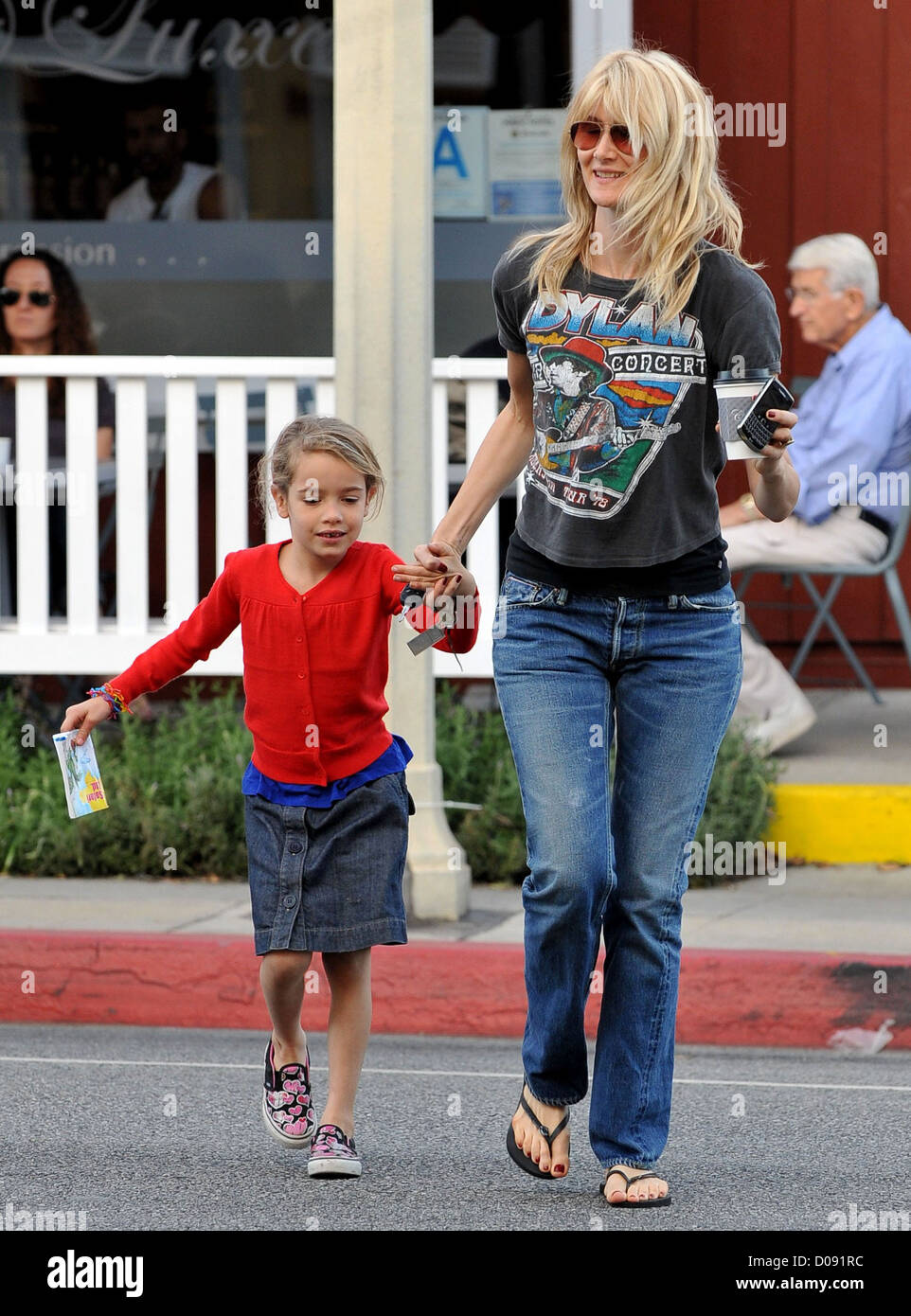 Attrice, Laura Dern e sua figlia di godere di una giornata con la famiglia in Brentwood Los Angeles, Stati Uniti d'America - 14.11.10 Foto Stock