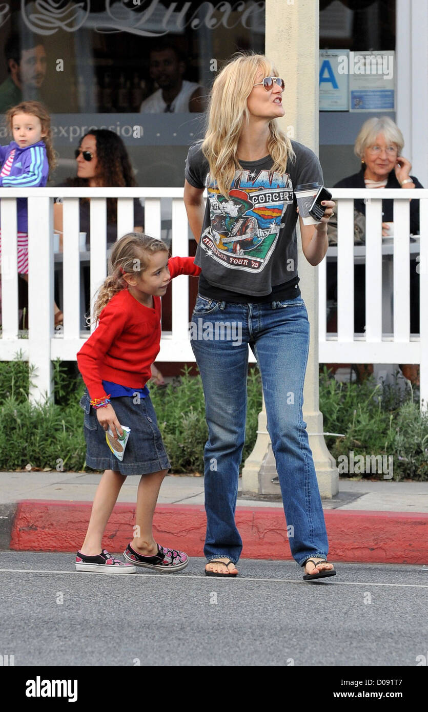Attrice, Laura Dern e sua figlia di godere di una giornata con la famiglia in Brentwood Los Angeles, Stati Uniti d'America - 14.11.10 Foto Stock