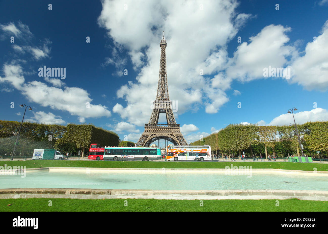 Parigi - Ottobre 12. Gli autobus turistici presso la Torre Eiffel, il 12 ottobre 2012 a Parigi, Francia. Foto Stock