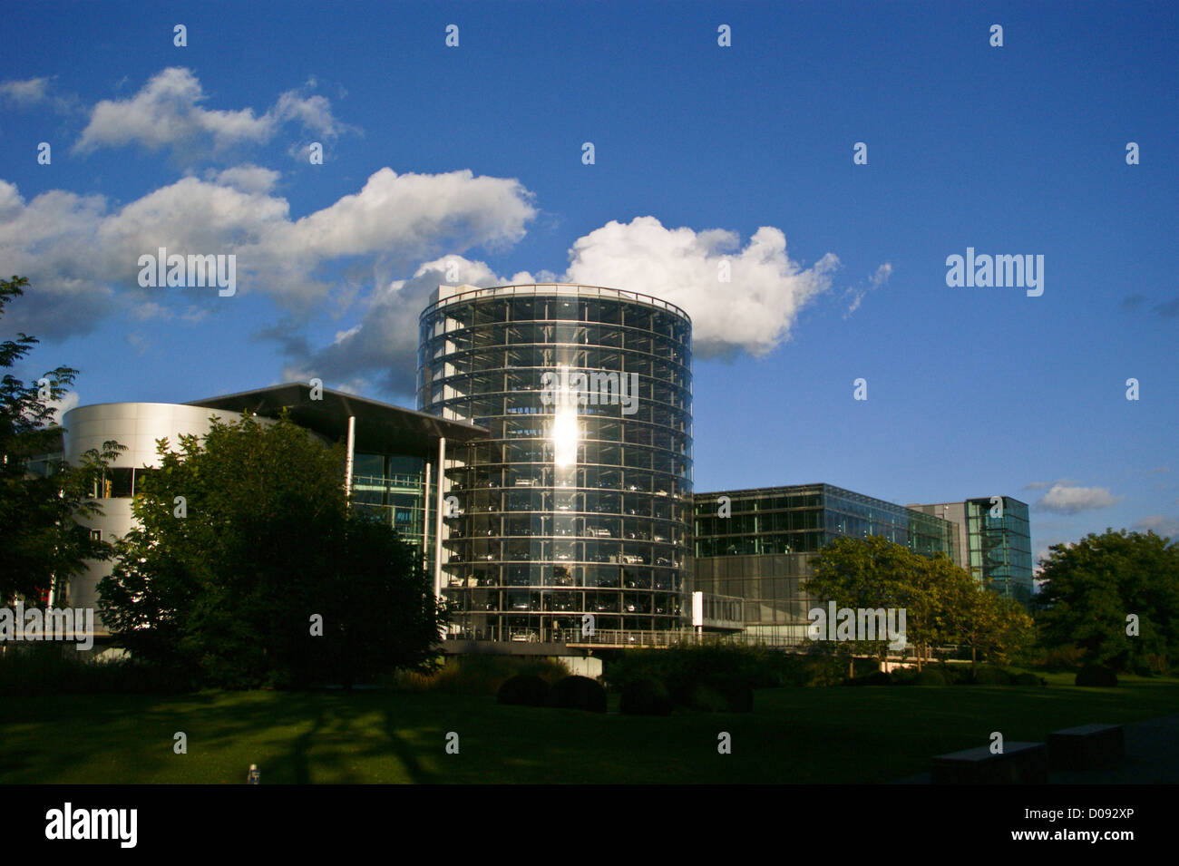 Gläserne Manufaktur da Gunter Henn, 2002, Volkswagen Phaeton 'Fabbrica del Vetro", Lennéstrasse 1, Dresda, Sassonia, Sassonia, Germania Foto Stock