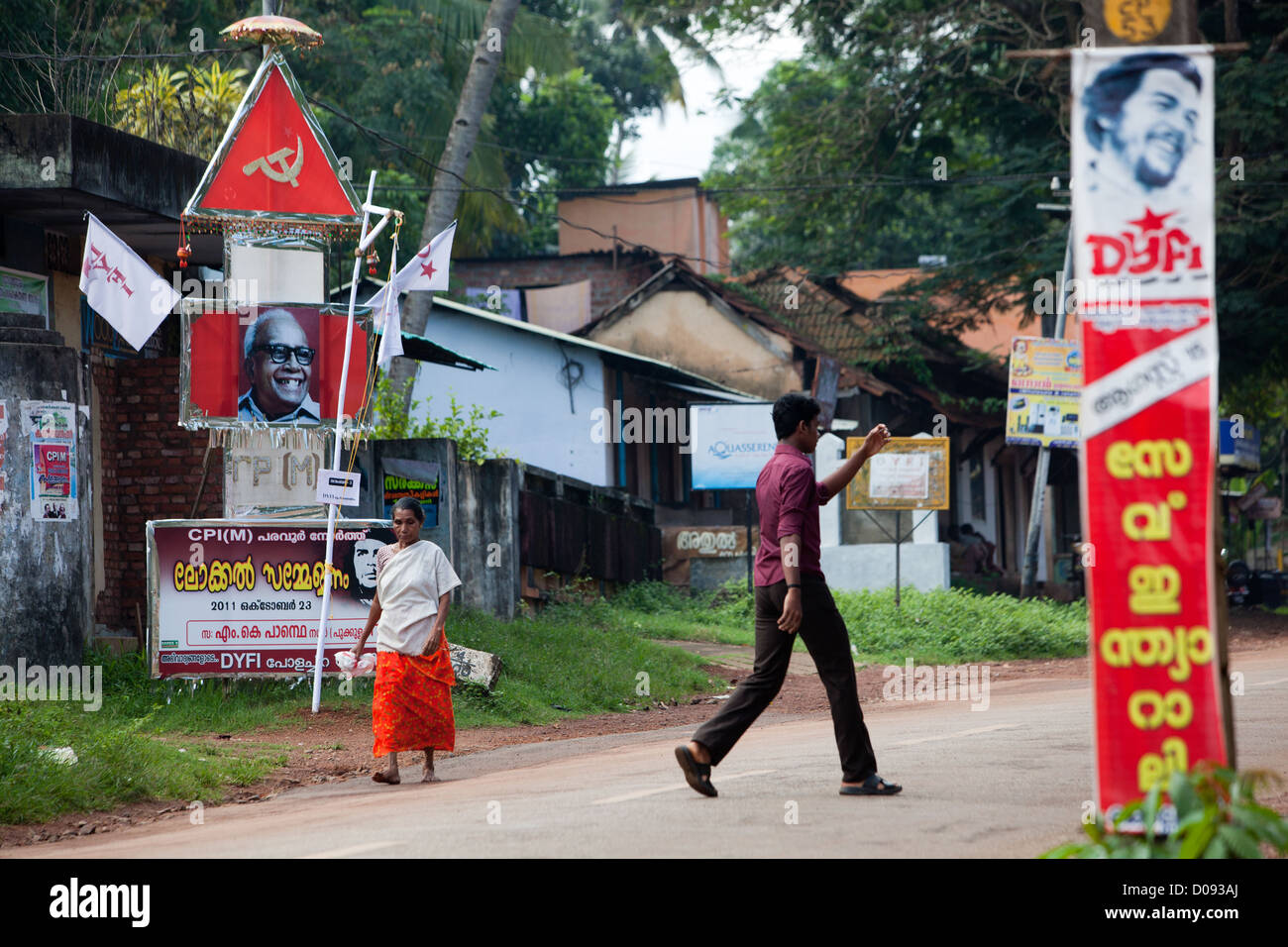 POSTER DI PROPAGANDA DAL KERALA PARTITO COMUNISTA IN UNA STRADA A NEDUNGOLAM KERALA India del sud Asia Foto Stock