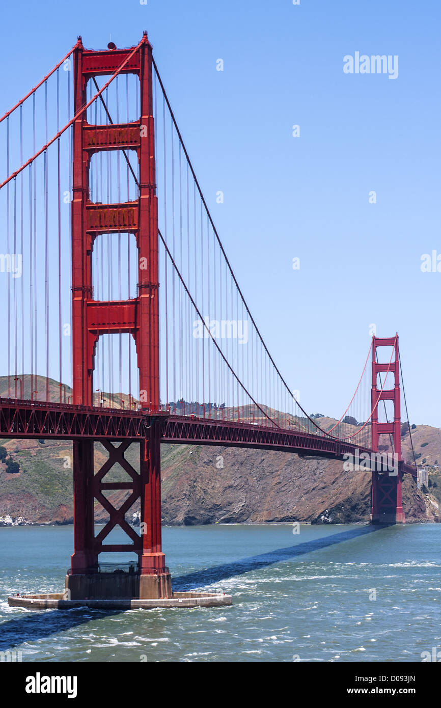 Colpo verticale del Golden Gate Bridge in chiaro sunshine meteo Foto Stock