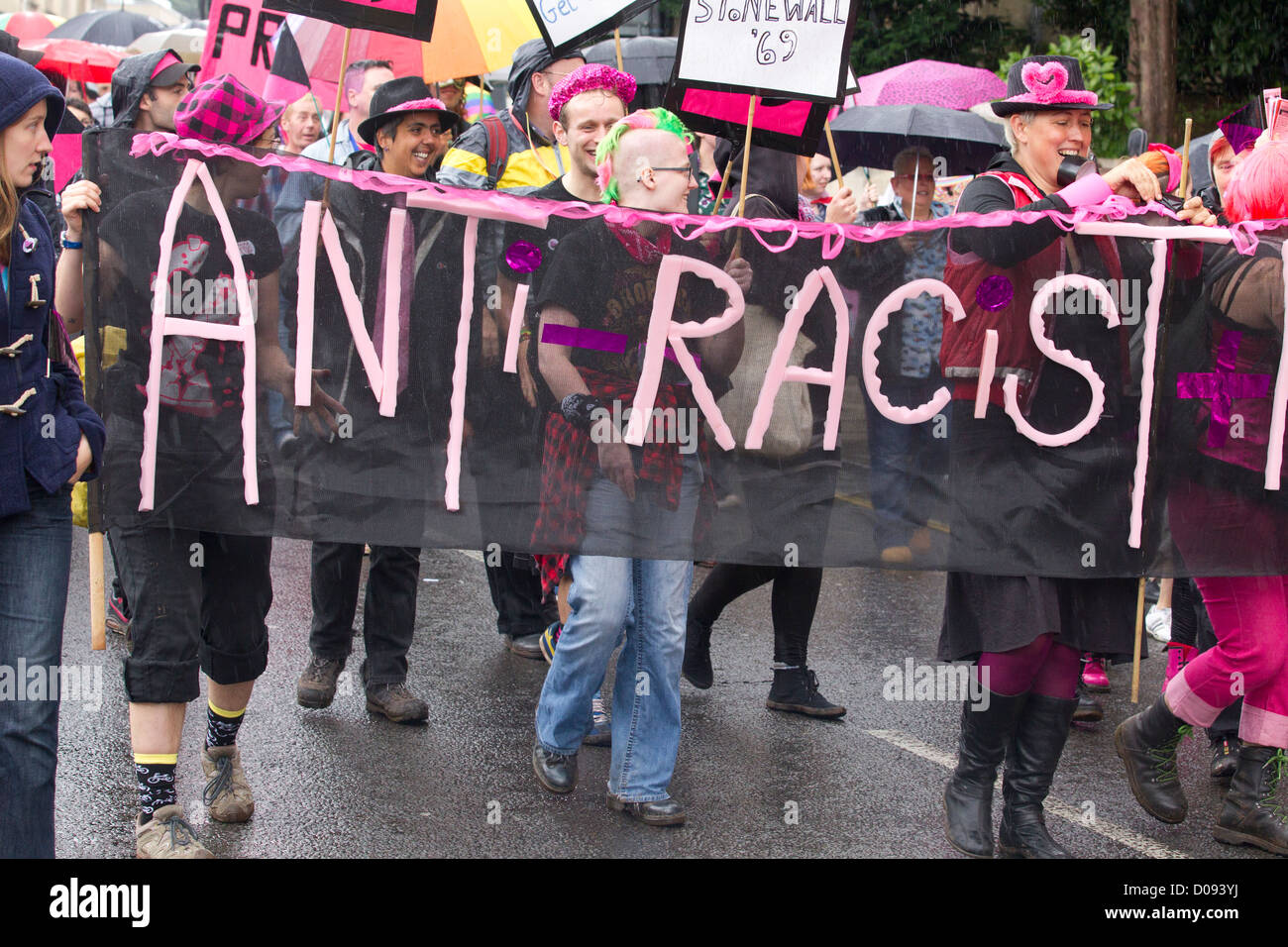 Anti-razzista dimostranti presso un Gay Pride marzo Foto Stock