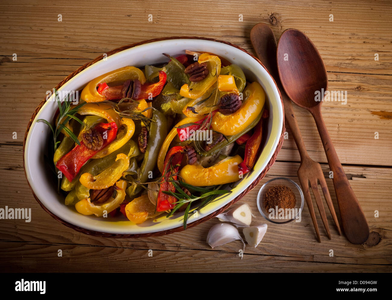 Piatto di paprica arrosto con noci pecan e rosmarino. Un rustico ancora in vita. Foto Stock