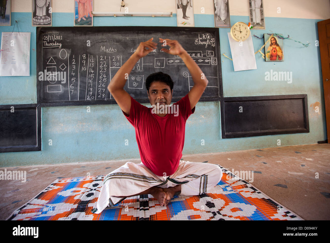 Classe di Yoga School IN NEDUNGOLAM KERALA India del sud Asia Foto Stock