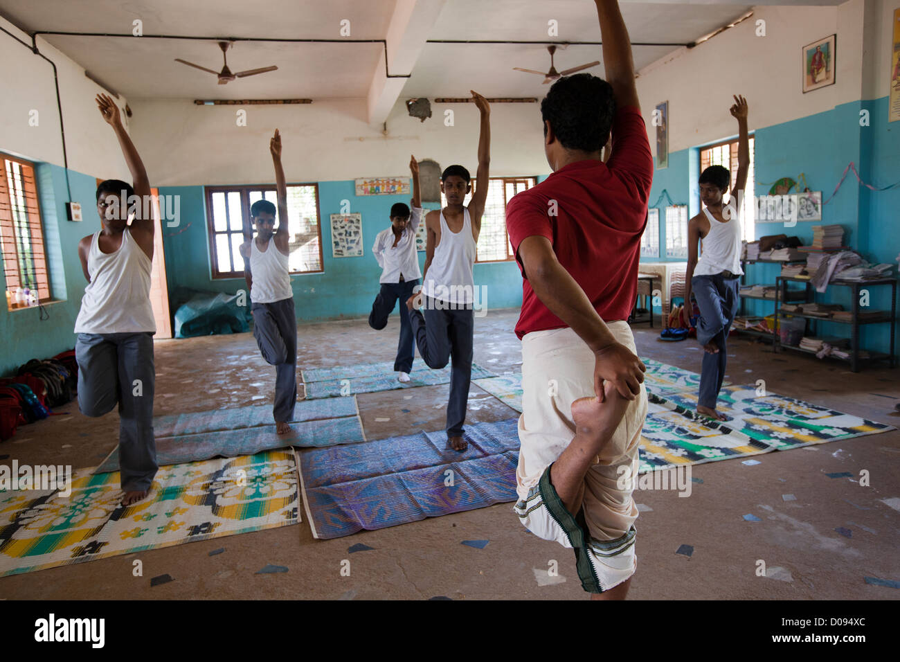 Classe di Yoga School IN NEDUNGOLAM KERALA India del sud Asia Foto Stock