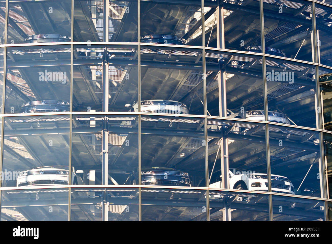 Gläserne Manufaktur da Gunter Henn, 2002, Volkswagen Phaeton 'Fabbrica del Vetro", Lennéstrasse 1, Dresda, Sassonia, Sassonia, Germania Foto Stock