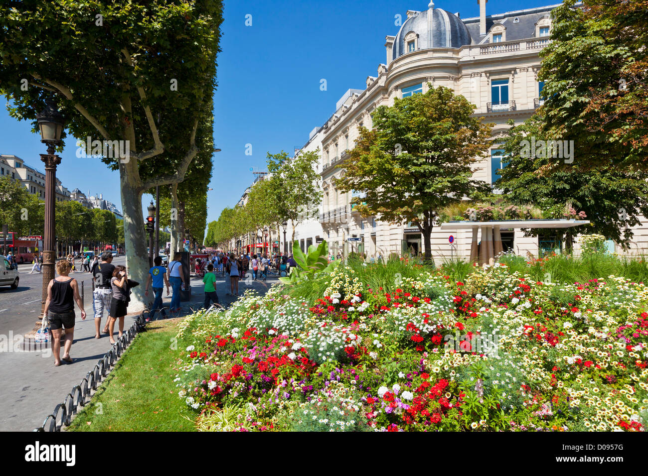 People shopping sulla strada famosa Avenue des Champs Elysees Parigi Francia EU Europe Foto Stock