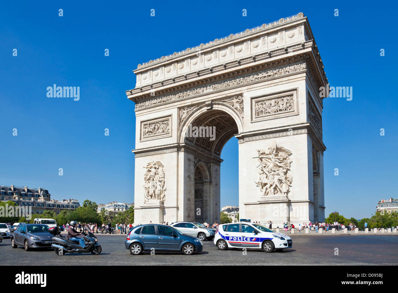 Il traffico intenso intorno alla rotonda presso l'Arc de Triomphe e dagli Champs Elysees Parigi Francia EU Europe Foto Stock