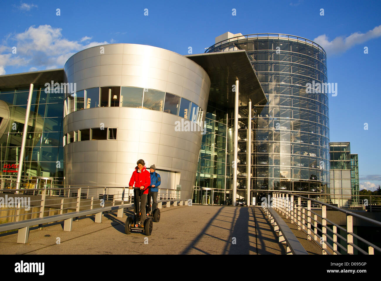 Due persone su un Segway tour fuori Gläserne Manufaktur da Gunter Henn, 2002, Lennéstrasse 1, Dresda, Sassonia, Sassonia, Germania Foto Stock