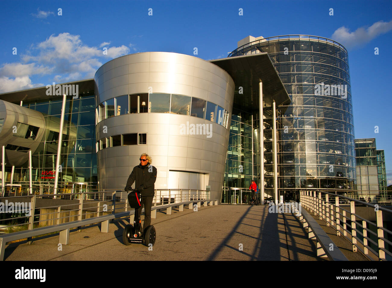 Due persone su un Segway tour fuori Gläserne Manufaktur da Gunter Henn, 2002, Lennéstrasse 1, Dresda, Sassonia, Sassonia, Germania Foto Stock