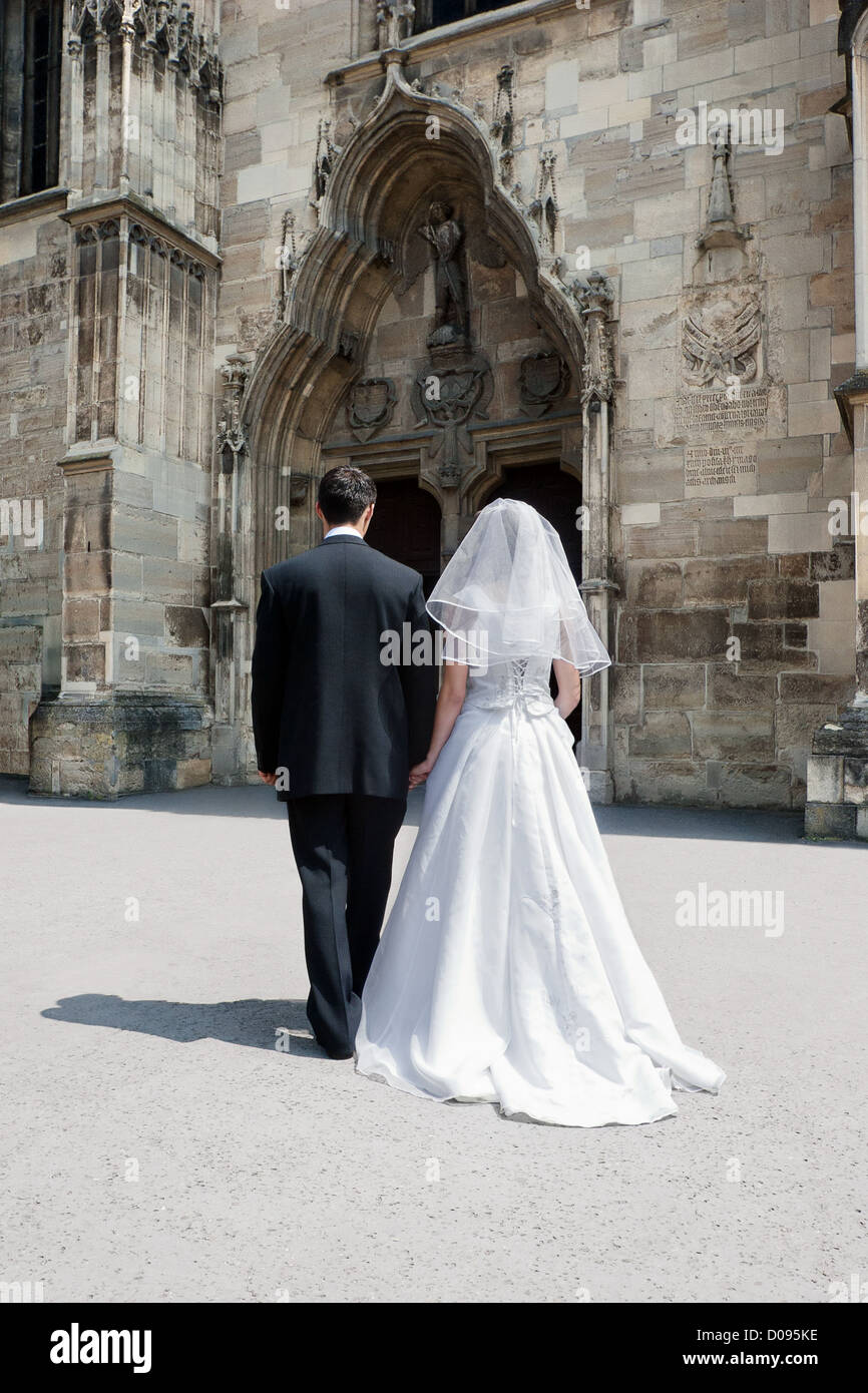Sposa e lo sposo entrando nella chiesa (concetto di matrimonio ??da Dio per unire un uomo e una donna in un corpo unico) Foto Stock