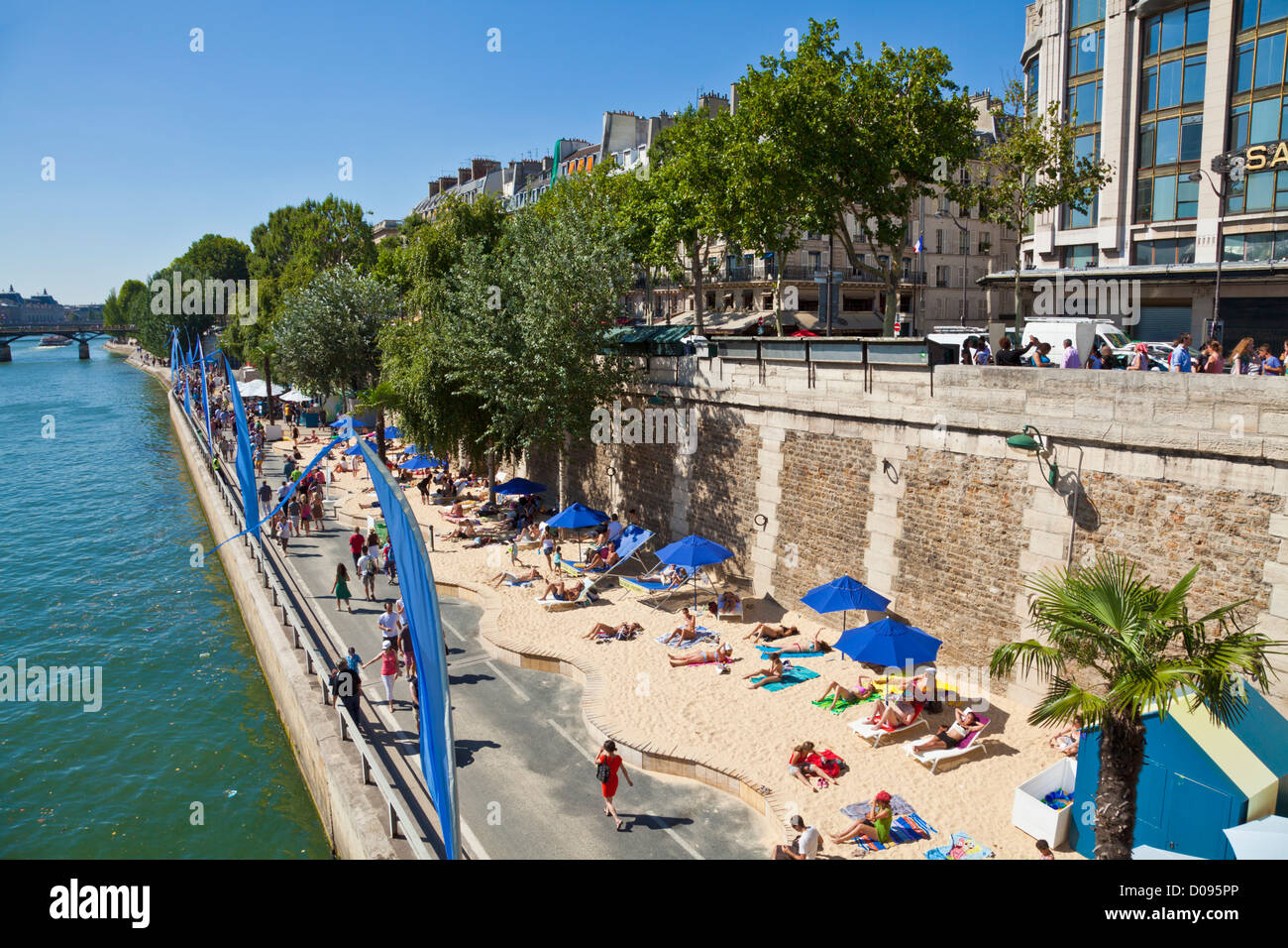 Paris Plage o Parigi spiaggia a lato del fiume Senna Parigi Francia EU Europe Foto Stock