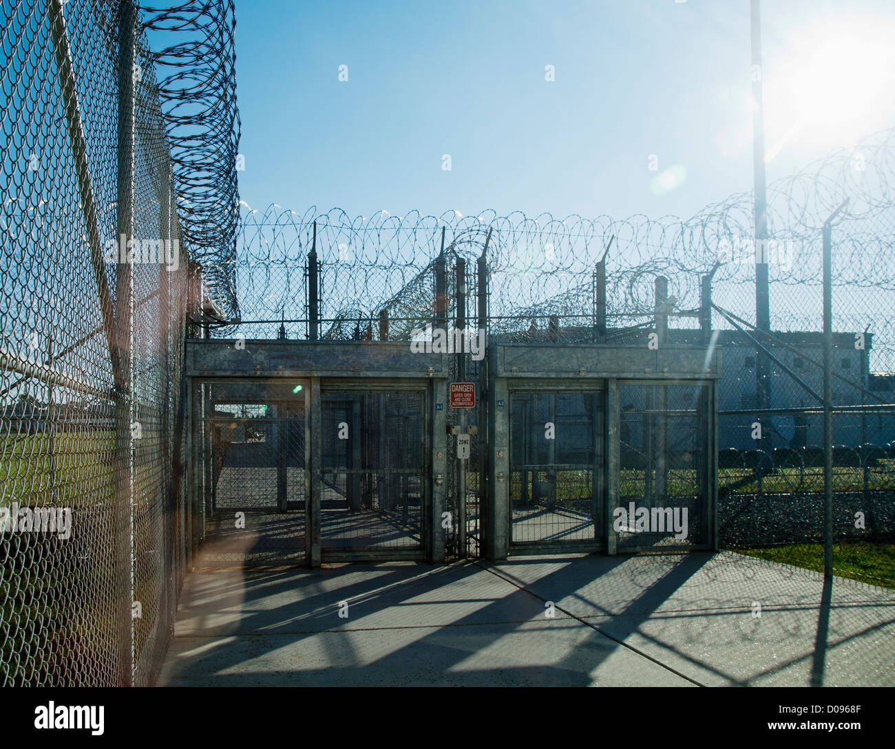 Recinzione di prigione, il cancello e filo spinato a impianto di correzzione. Il carcere di edifici e di esercitare il cantiere. Protezione alta. Foto Stock