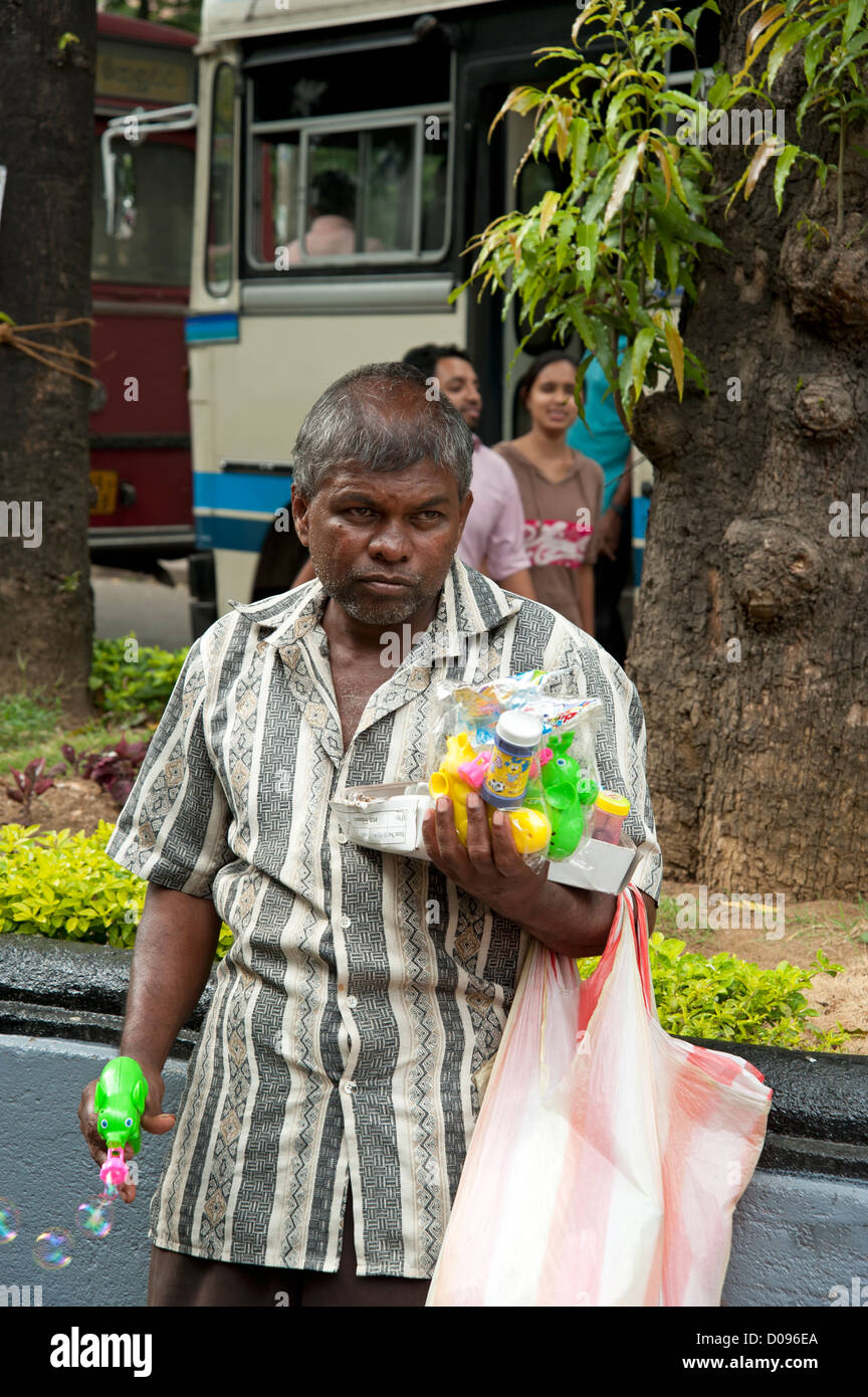 Uomo di vendita di plastica colorati giocattoli per bambini Kandy Sri Lanka Foto Stock